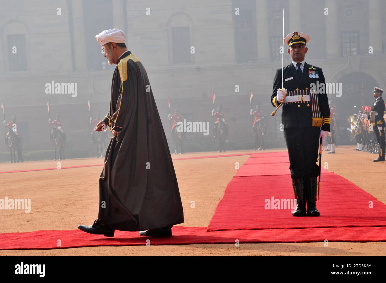 16 dicembre 2023, nuova Delhi, Delhi, India: Haitham bin Tarik Suktan dell'Oman esaminando il Gaurd od Honour il suo benvenuto da parte del presidente Droupadi Murmu e del primo ministro Narendra modi durante il ricevimento cerimoniale del sultano dell'Oman, Haitham bin Tarik, a Rashtrapati Bhavan (Palazzo del Presidente). A nuova Delhi, India,sabato 16 dicembre 2023 foto di /Ravi Batra (immagine di credito: © Ravi Batra/ZUMA Press Wire) SOLO USO EDITORIALE! Non per USO commerciale! Foto Stock