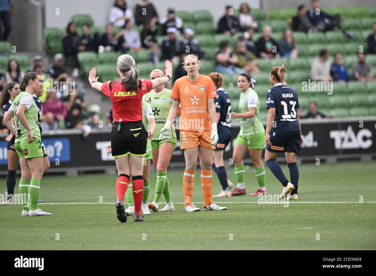 MELBOURNE, AUSTRALIA 16 dicembre 2023. Il portiere del Canberra United Chloe Lincoln viene espulso durante la A Leagues Womens' Soccer, Melbourne Victory FC contro Canberra United FC al Melbourne's AAMI Park. Credito: Karl Phillipson/Alamy Live News Foto Stock