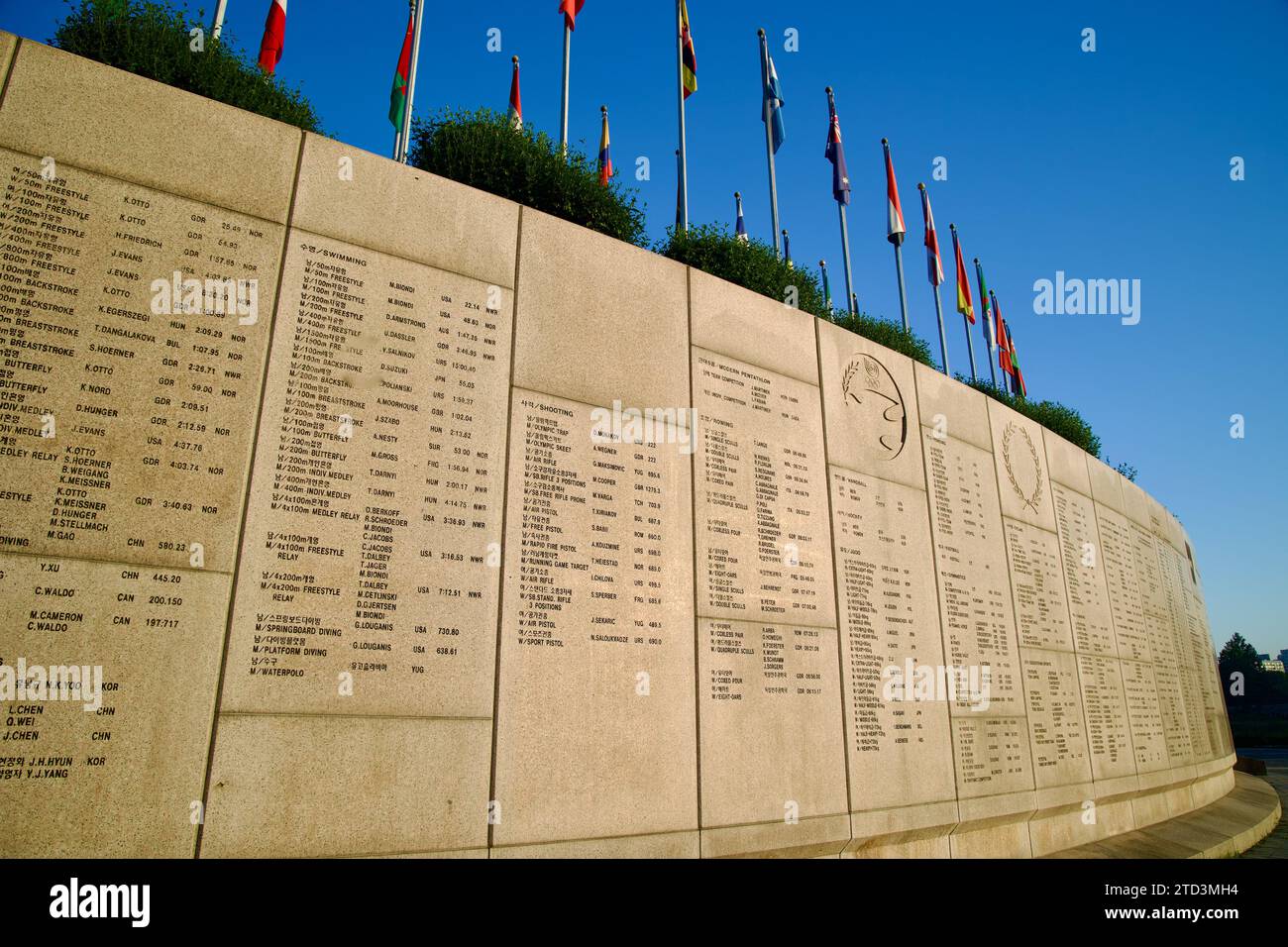 Seul, Corea del Sud - 2 giugno 2023: Primo piano dettagliato di un muro nel Parco Olimpico che mostra i vincitori e gli eventi dei Giochi Olimpici di Seul 1988. Foto Stock