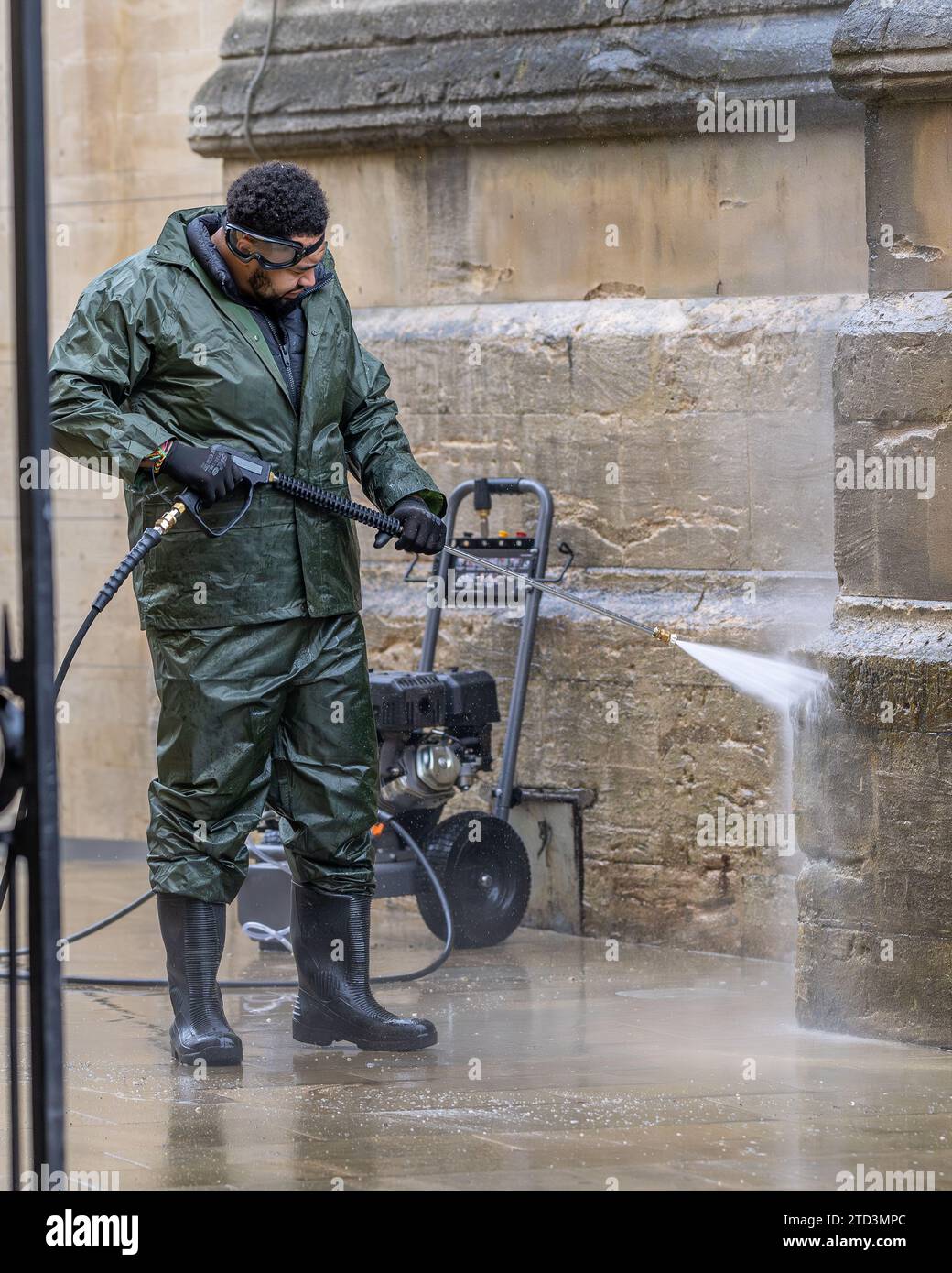 L'uomo ha fatto pressione per lavare un muro Foto Stock