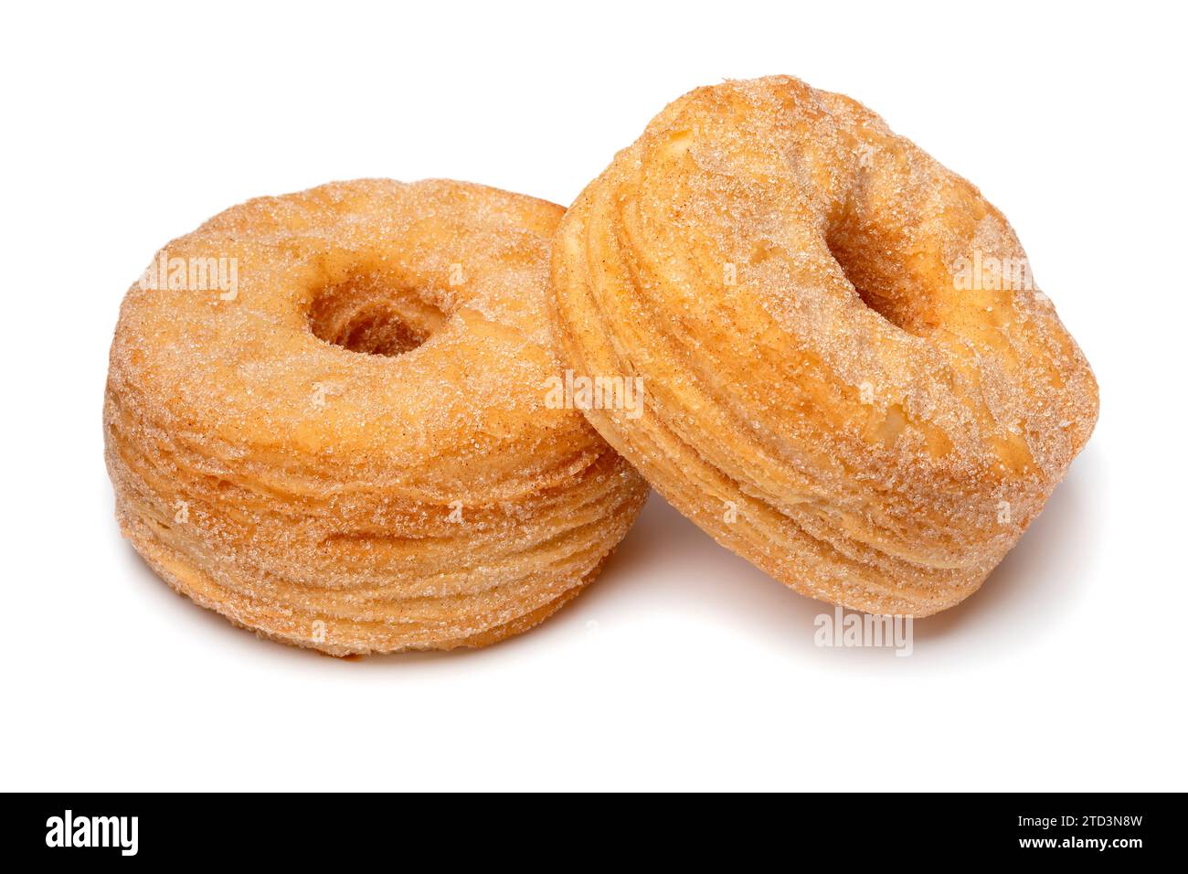 Coppia di gustosi dolci Cronuts alla cannella isolati su sfondo bianco da vicino Foto Stock