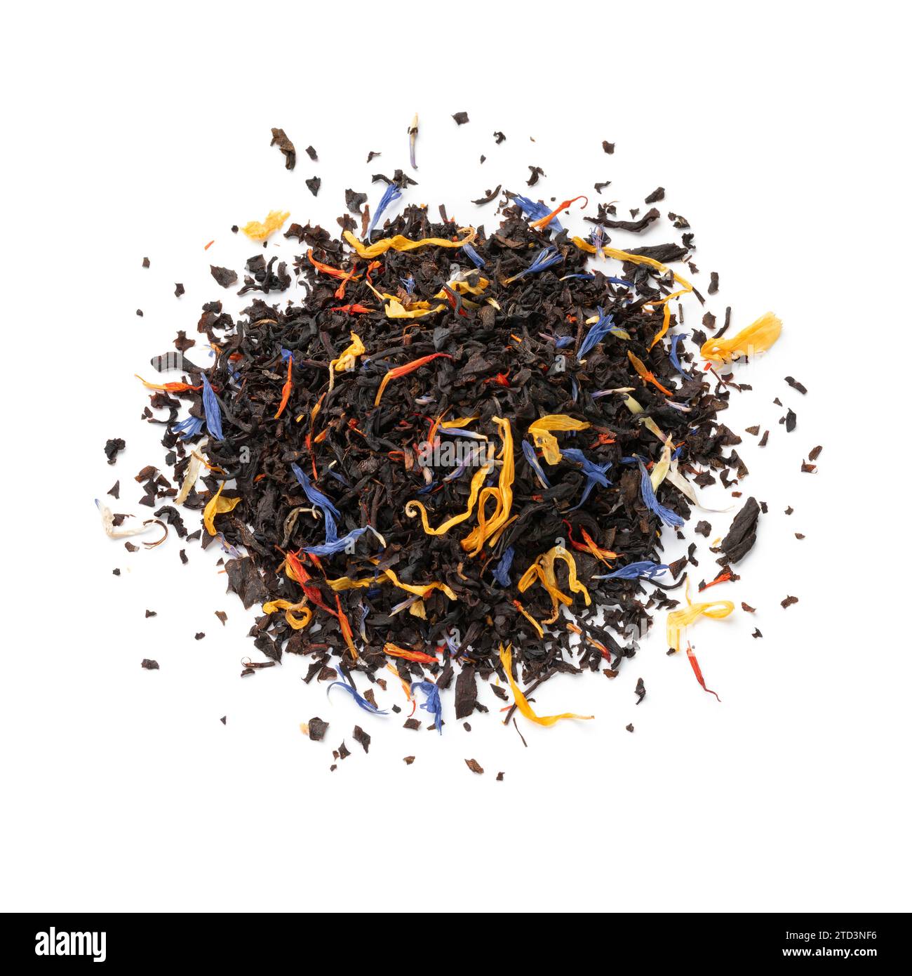 Mucchio di tè nero con foglie di fiori essiccate isolate su sfondo bianco da vicino Foto Stock