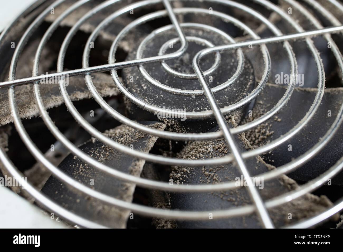 Ventola per pc molto sporca con molta polvere e griglia in acciaio, messa a fuoco morbida Foto Stock
