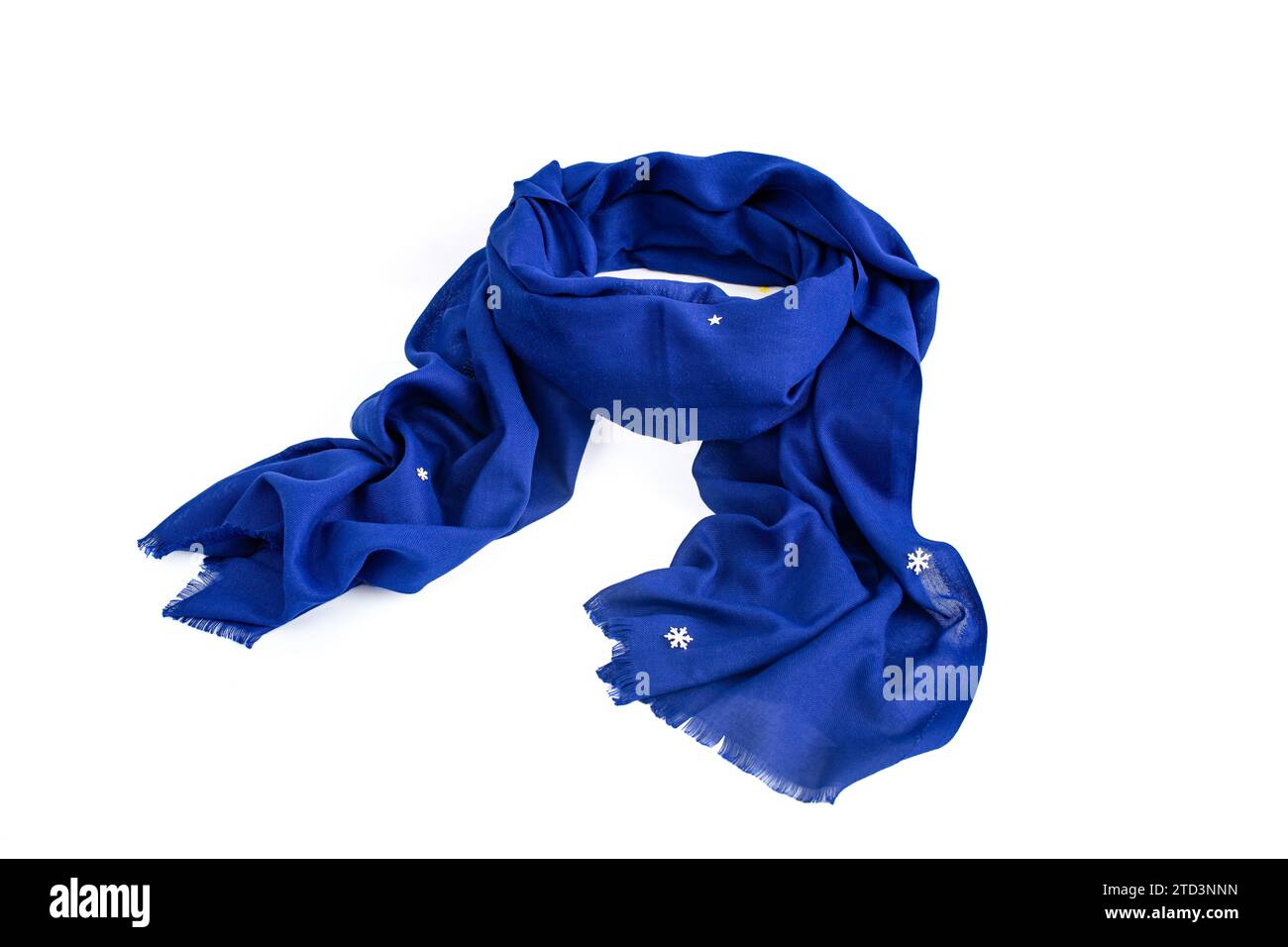Sciarpa blu con pieghe per la protezione dal vento invernale, isolata su sfondo bianco, astratta Foto Stock