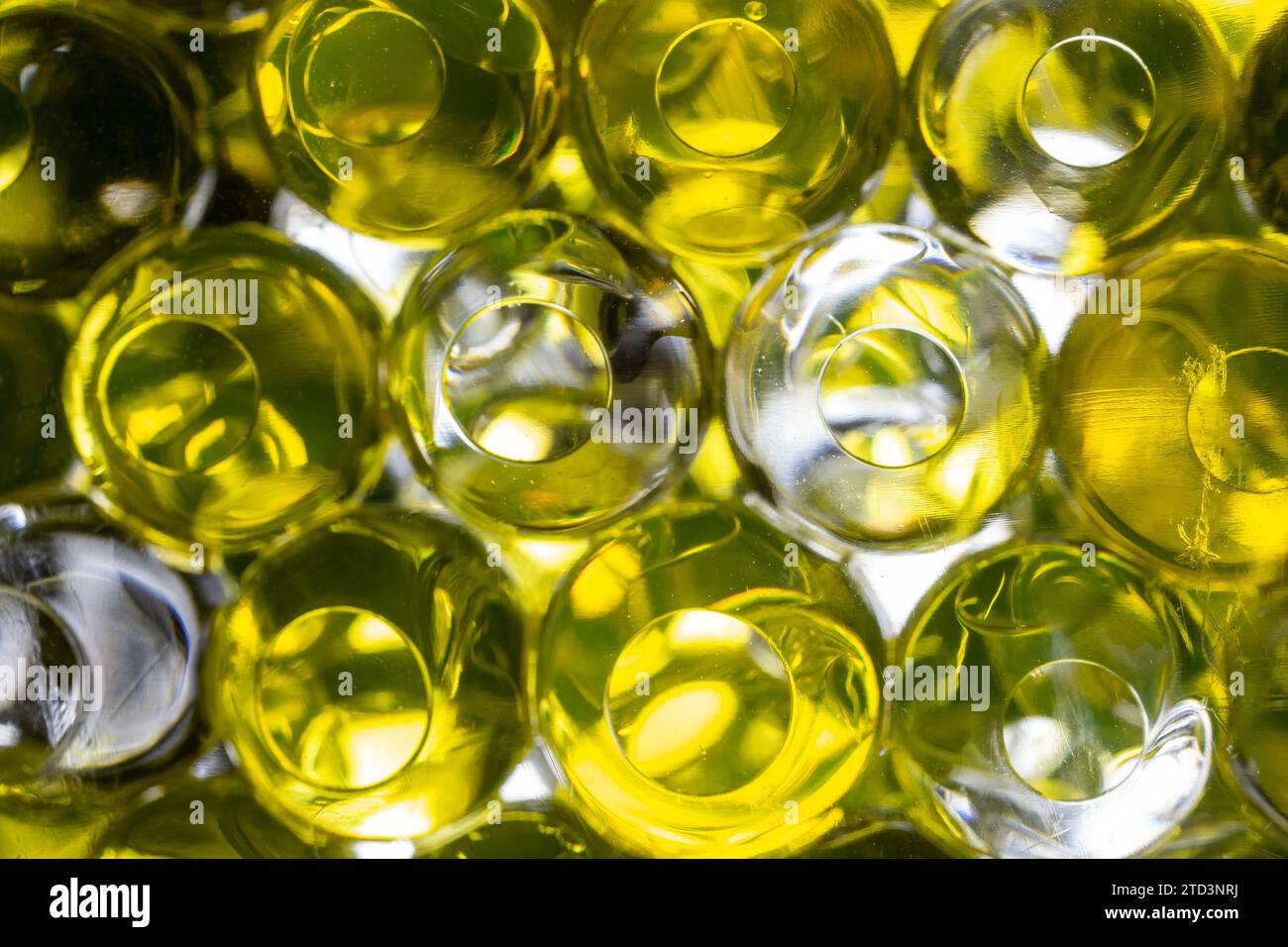 Consistenza astratta, sfere cristalline gialle e bianche di idrogel per lo sfondo. Perle di idrogel. Primo piano Foto Stock