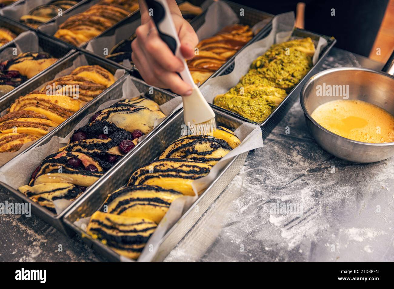 Diversi tipi di babka o brioche pronti per la cottura Foto Stock