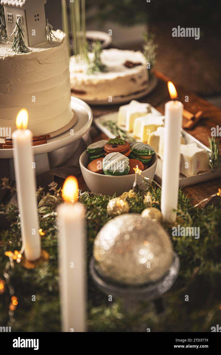 Tavolo da dessert natalizio con dolci e decorazioni natalizie. Foto Stock
