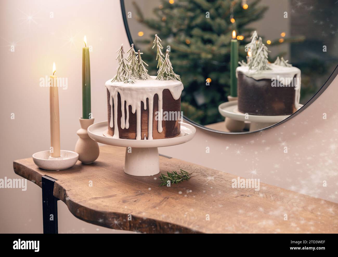 Tavolo per dessert di Natale. Torta glassa decorata con ramoscello di spille Foto Stock