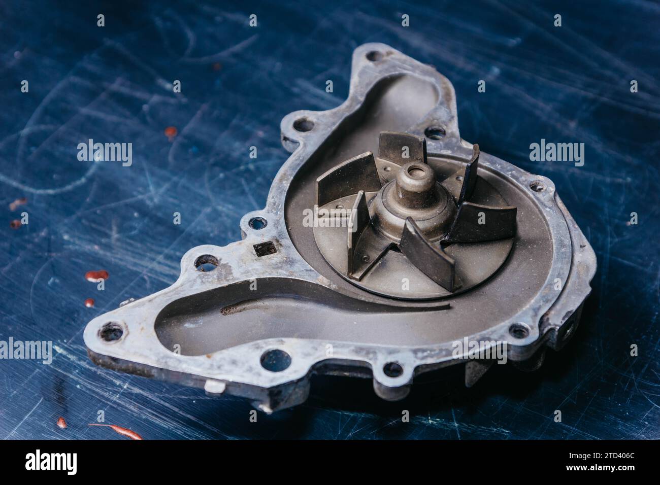 Ricambi auto usati, pompa del liquido di raffreddamento e mozzo ruota. Concetto di riparazione auto Foto Stock