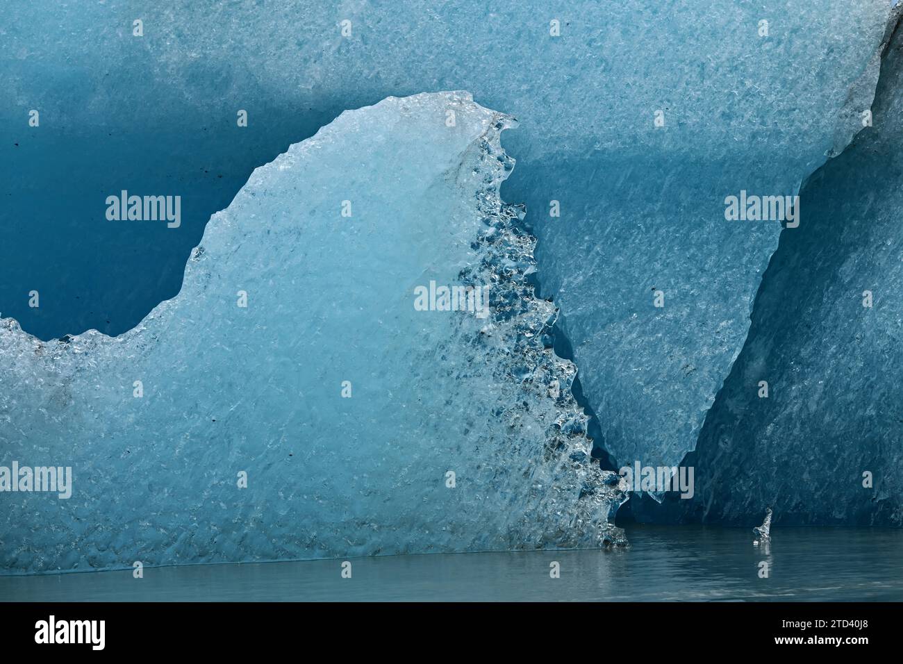 Primo piano delle formazioni di ghiaccio di un iceberg, Alaska Foto Stock