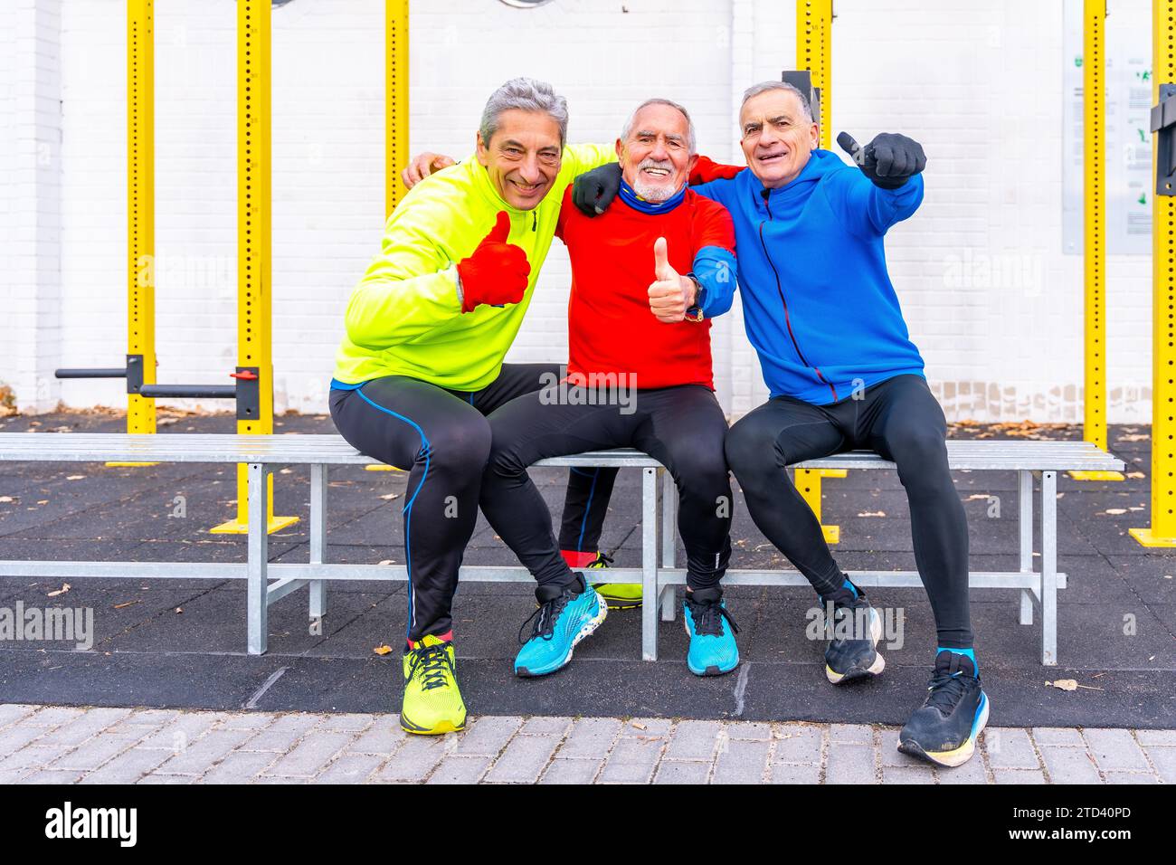 Uomini anziani che gestiscono di stare bene dopo l'allenamento in un campo sportivo all'aperto Foto Stock