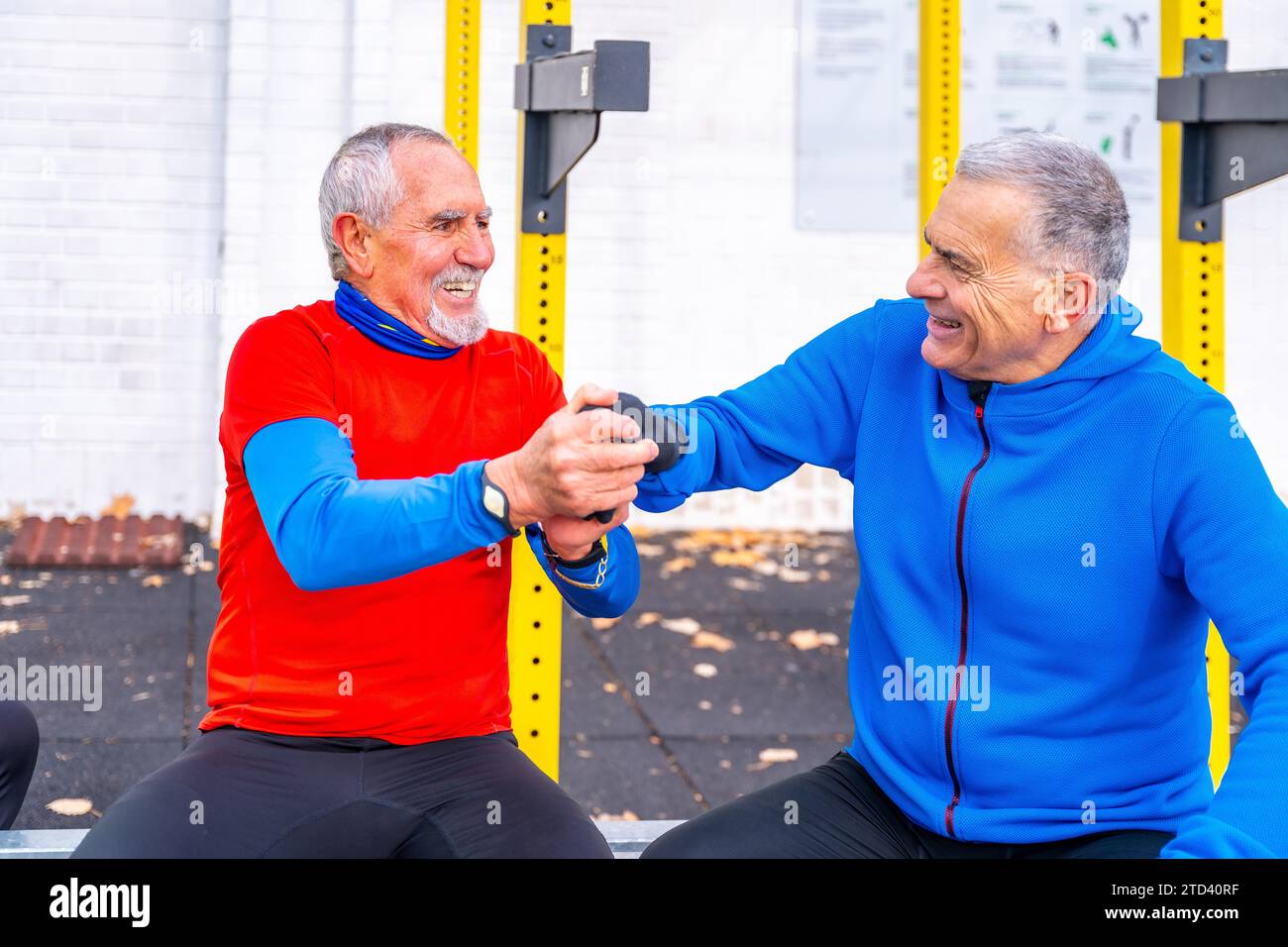 Uomini anziani che si divertono insieme in un campo sportivo congratulandosi con se stessi Foto Stock