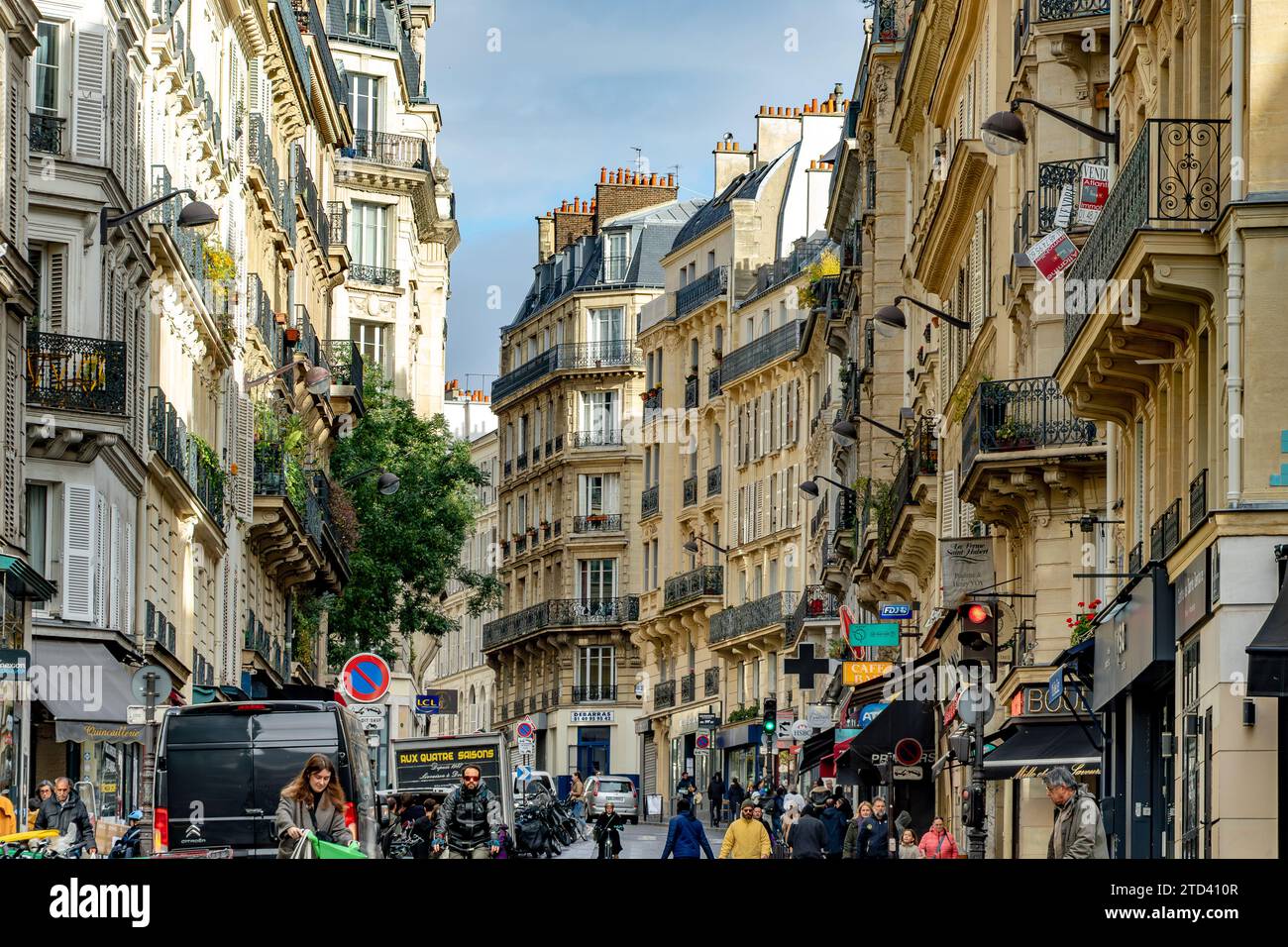 Boulevard Marguerite-de-Rochechouart una strada a Parigi, Francia, situata ai piedi di Montmartre, nel 9° arrondissement di Parigi, Francia Foto Stock