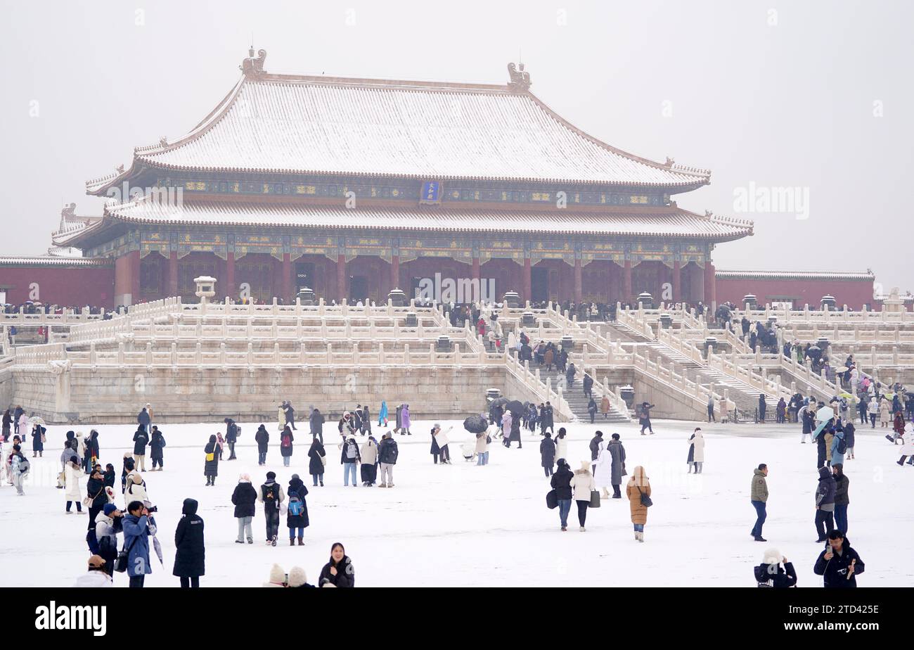(231216) -- PECHINO, 16 dicembre 2023 (Xinhua) -- la gente visita il Museo del Palazzo nella neve a Pechino, capitale della Cina, 13 dicembre 2023. (Xinhua/Chen Yehua) Foto Stock