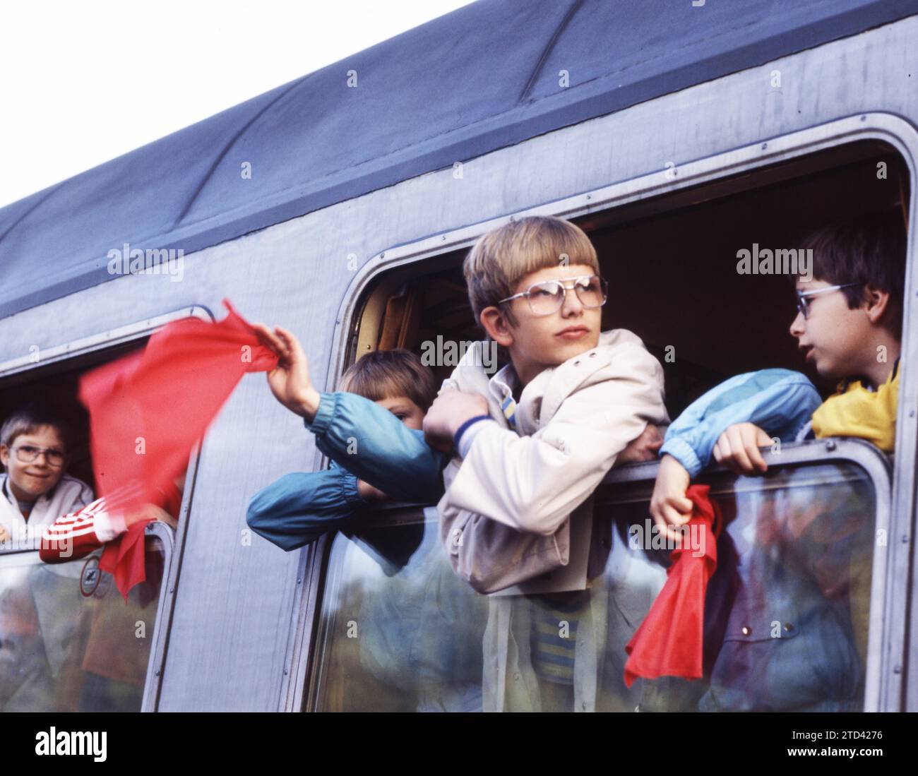 DEU, Germania: Le diapositive storiche dei 84-85 anni, Dortmund. Bambini di persone con bandiere rosse in vacanza nella DDR CA. 1984 Foto Stock