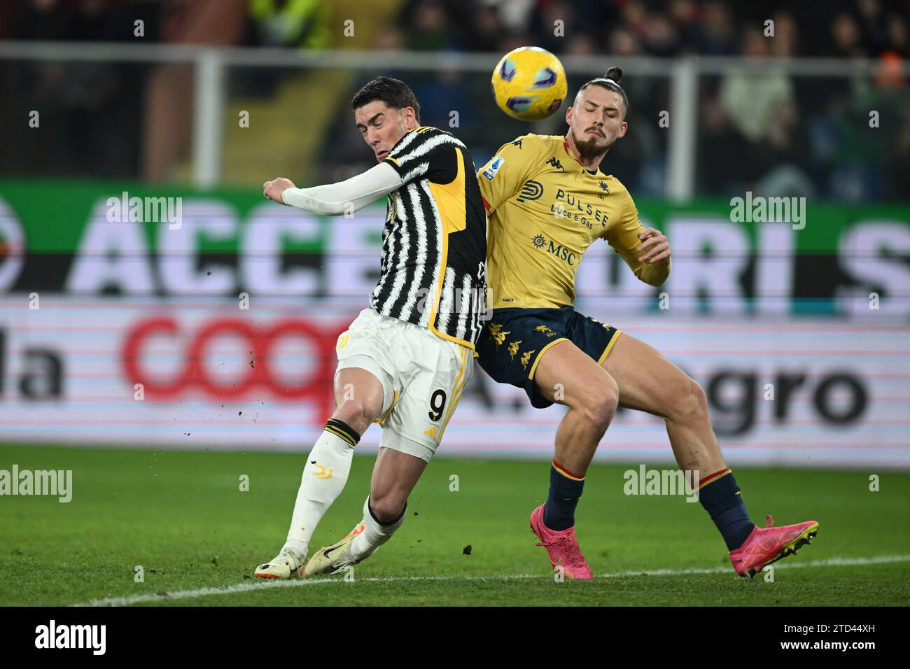 Dusan Vlahovic (Juventus)Radu Dragusin (Genova) durante la partita italiana di serie A tra il Genoa 1-1 Juventus allo Stadio Luigi Ferraris il 15 dicembre 2023 a Genova, Italia. (Foto di Maurizio Borsari/AFLO) Foto Stock