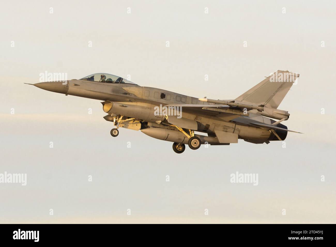 Aereo da caccia F-16 che atterra al tramonto Foto Stock