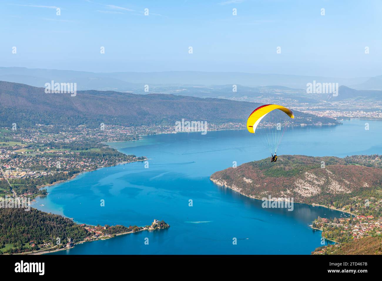 Parapendio sopra il lago di Annecy, in autunno, in alta Savoia, Francia Foto Stock