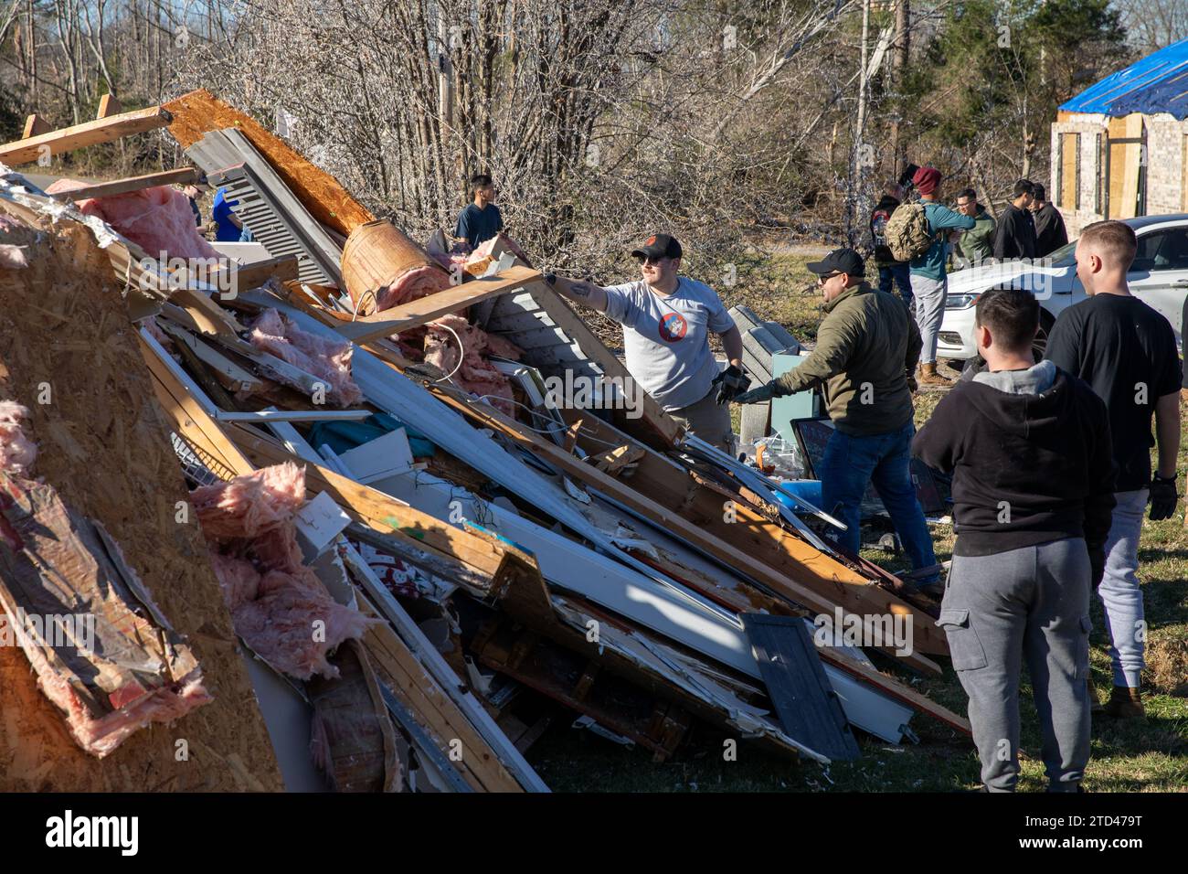 Clarksville, Stati Uniti d'America. 14 dicembre 2023. I soldati dell'esercito degli Stati Uniti con la 101st Airborne Division a Fort Campbell, assistono agli sforzi di pulizia in seguito a un tornado EF3, il 14 dicembre 2023, a Clarksville, Tennessee. Il tornado ha attraversato la regione il 9 dicembre uccidendo tre persone e distruggendo 114 case. Crediti: James Lu/US Army/Alamy Live News Foto Stock