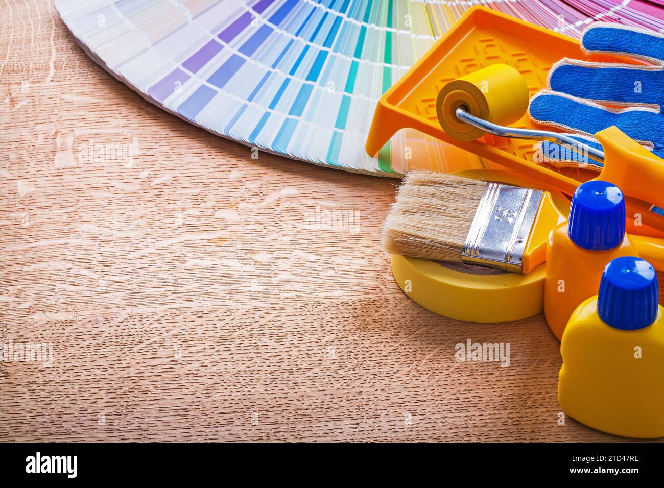 Strumenti di colore e tavolozze di colori Pantone Guida al concetto di manutenzione dei pannelli in legno Foto Stock