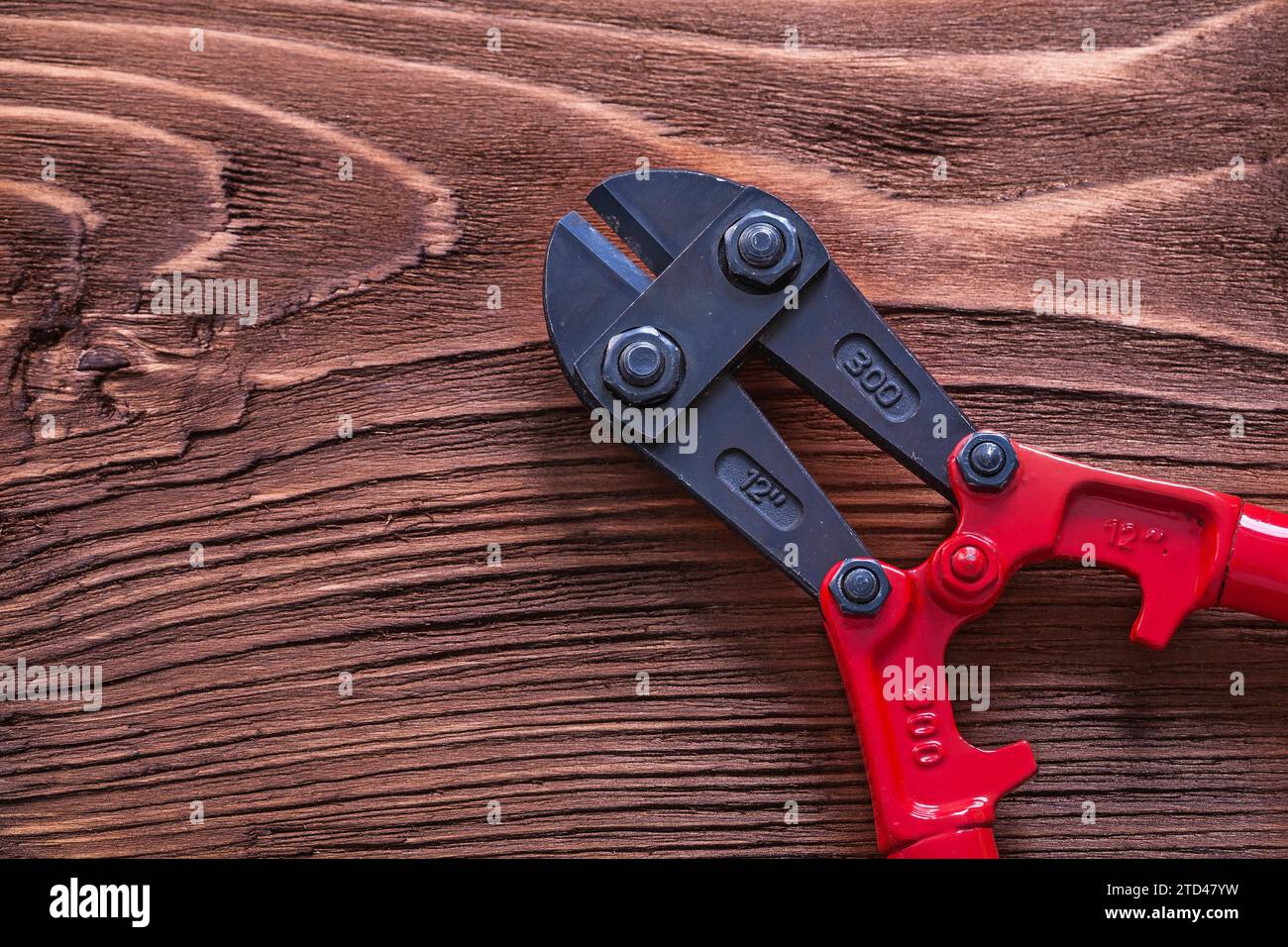 Tagliabulloni nero e rosso su pannelli in legno concetto di costruzione Foto Stock