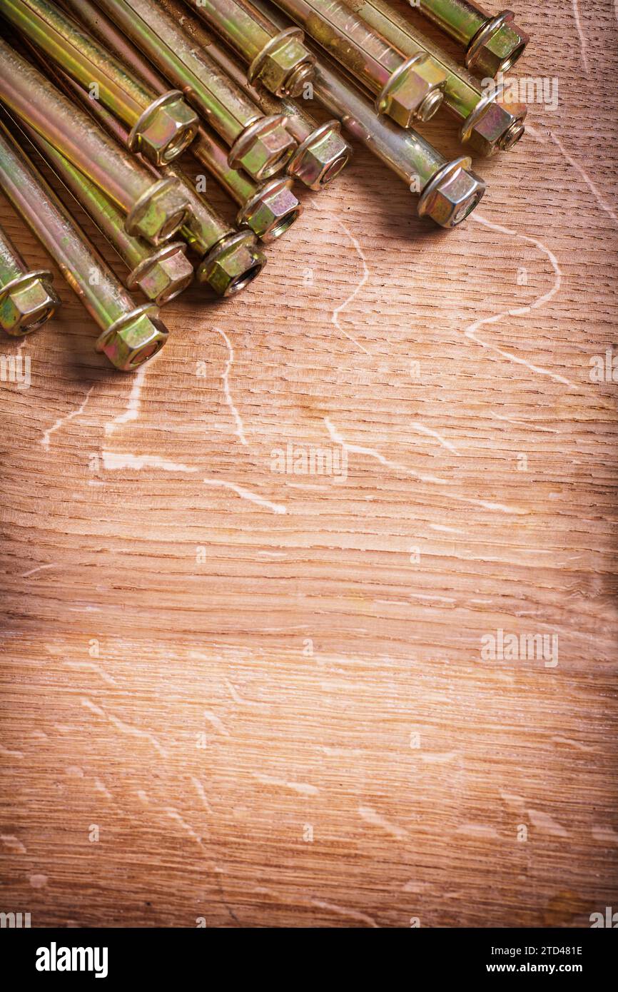 Tassello per parete in calcestruzzo su pannello in legno con spazio di copiatura organizzato Foto Stock