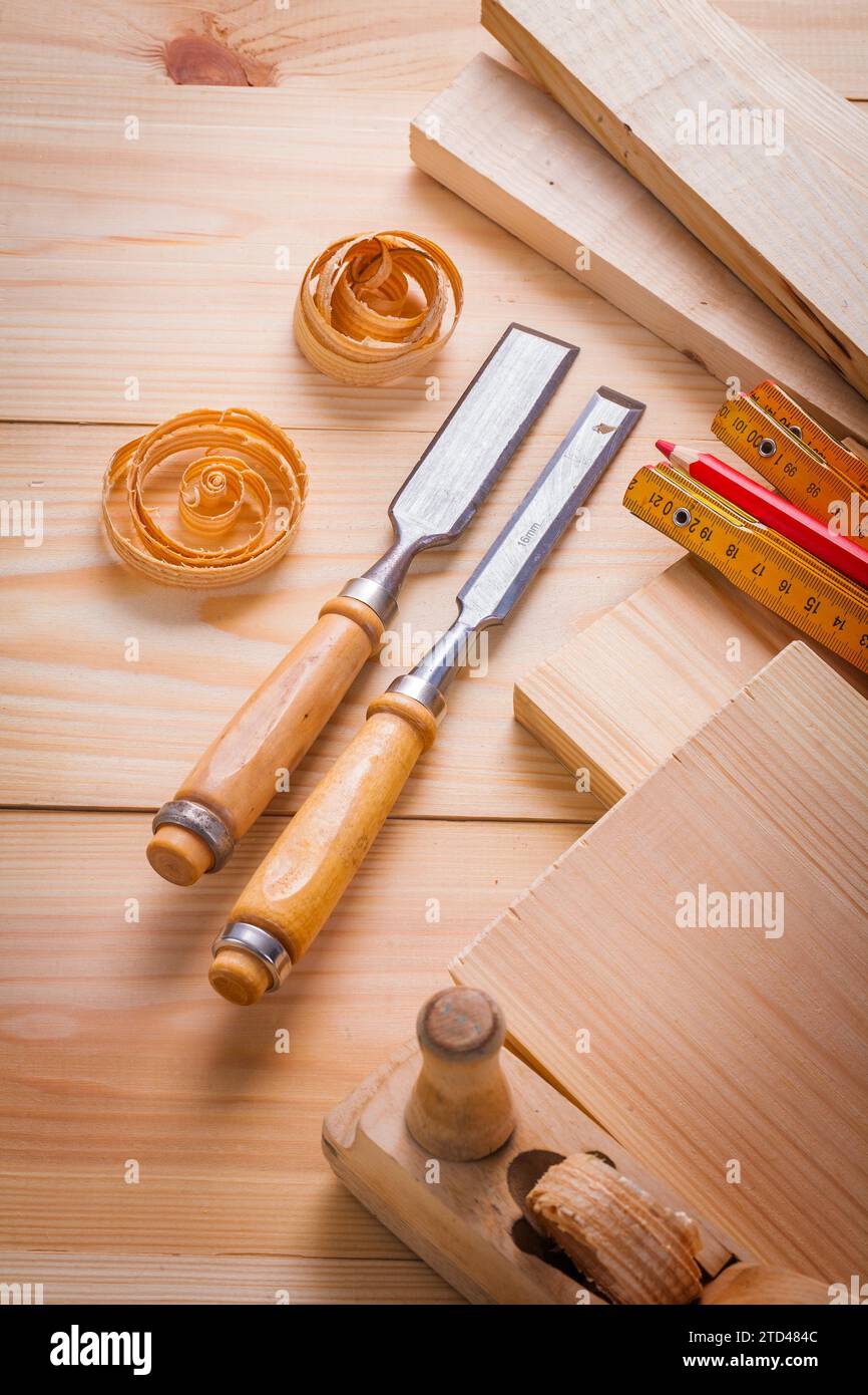 Scalpello da carpentiere e altri utensili su pannelli in legno concetto di costruzione Foto Stock