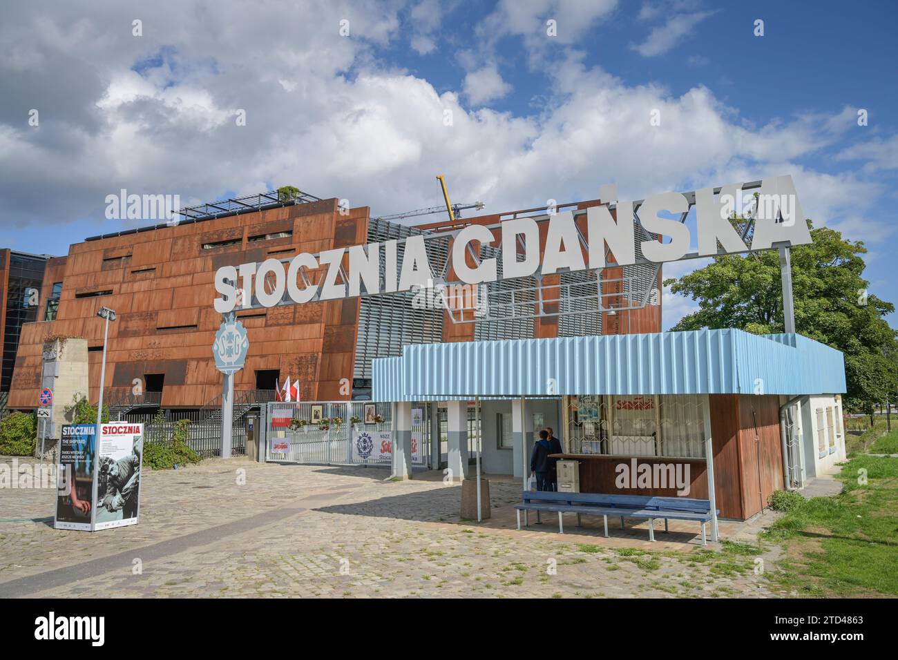 Historisches altes Werkstor der Danziger Werft, Schriftzug Stocznia Gdańsk, Eingang Europäisches Zentrum der Solidarität - Europejskie Centrum Solidar Foto Stock