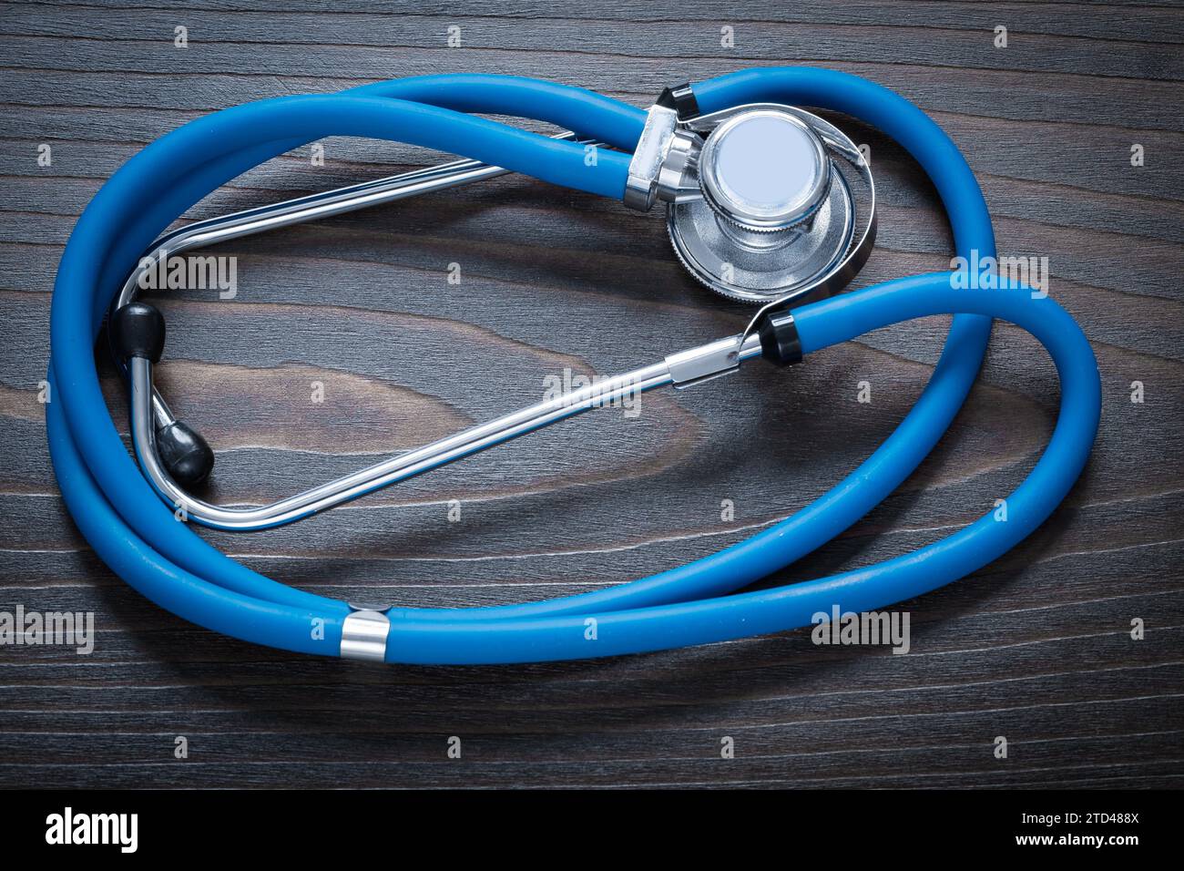 Stetoscopio medico su sfondo di legno concetto di medicina Foto Stock