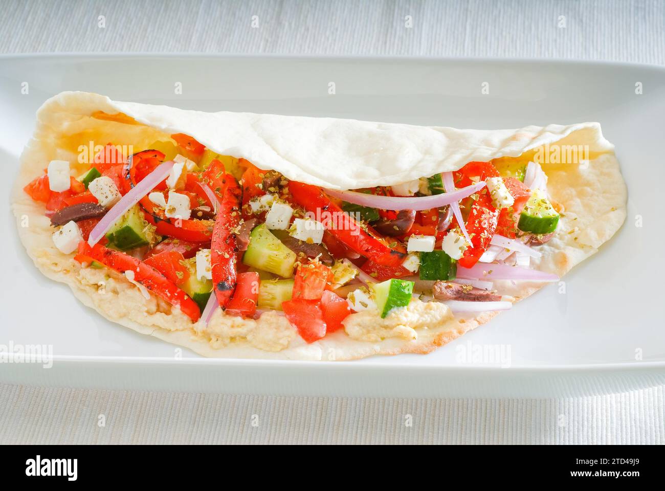 Impacco di insalata fresca fatta in casa su pane pita, cibo molto sano, Fotografia alimentare Foto Stock
