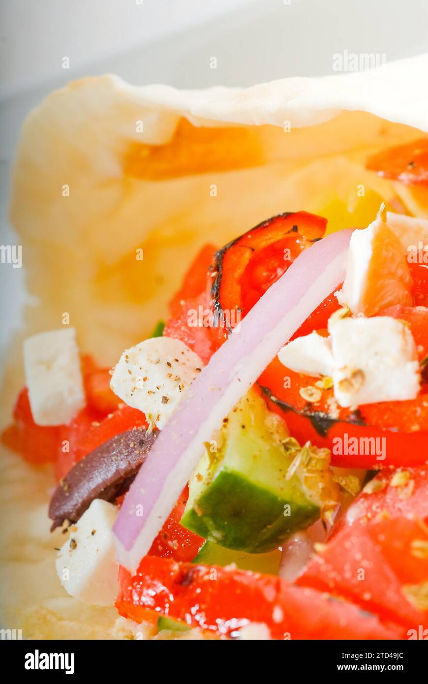 Impacco di insalata fresca fatta in casa su pita, cibo molto sano, fotografia alimentare Foto Stock