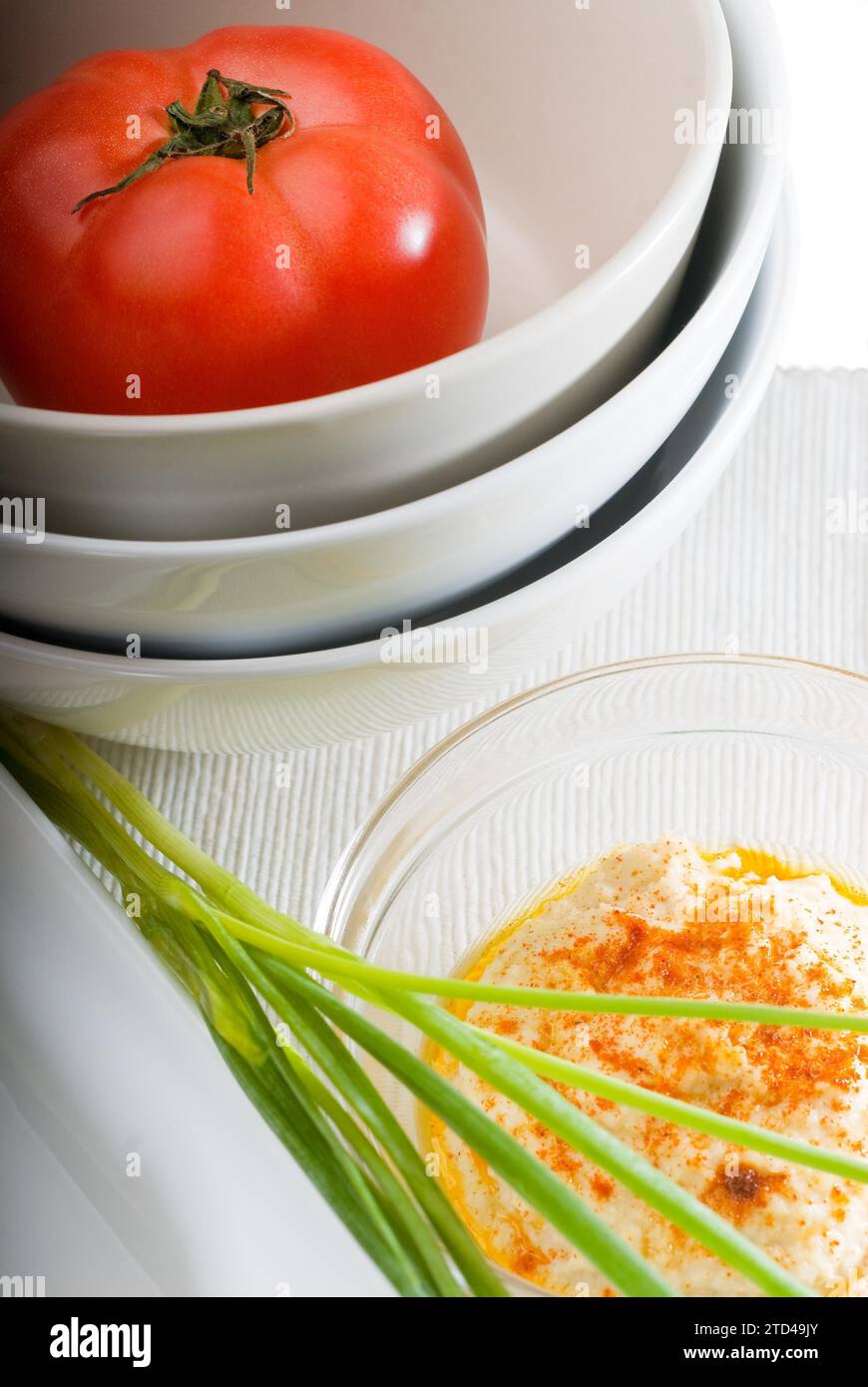 Hummus fresco sano con pomodoro e erba cipollina piatto tipico medio Oriente, fotografia alimentare Foto Stock