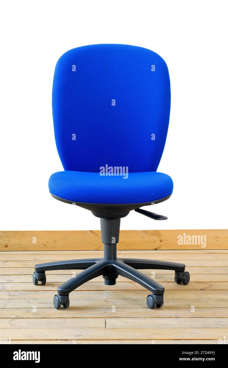Moderna sedia da ufficio blu su pavimento in legno su sfondo bianco Foto Stock