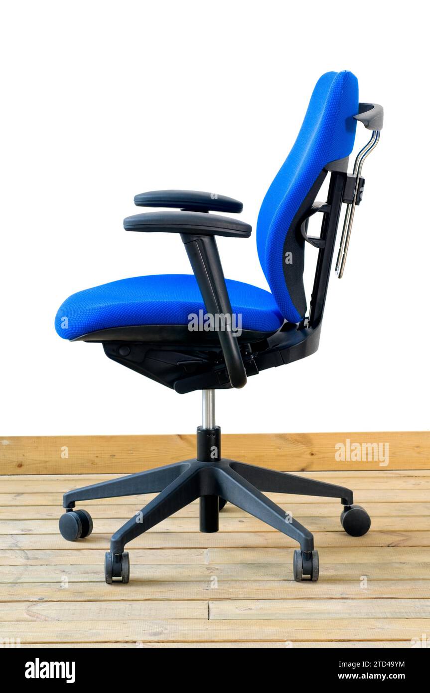 Moderna sedia da ufficio blu su pavimento in legno su sfondo bianco Foto Stock