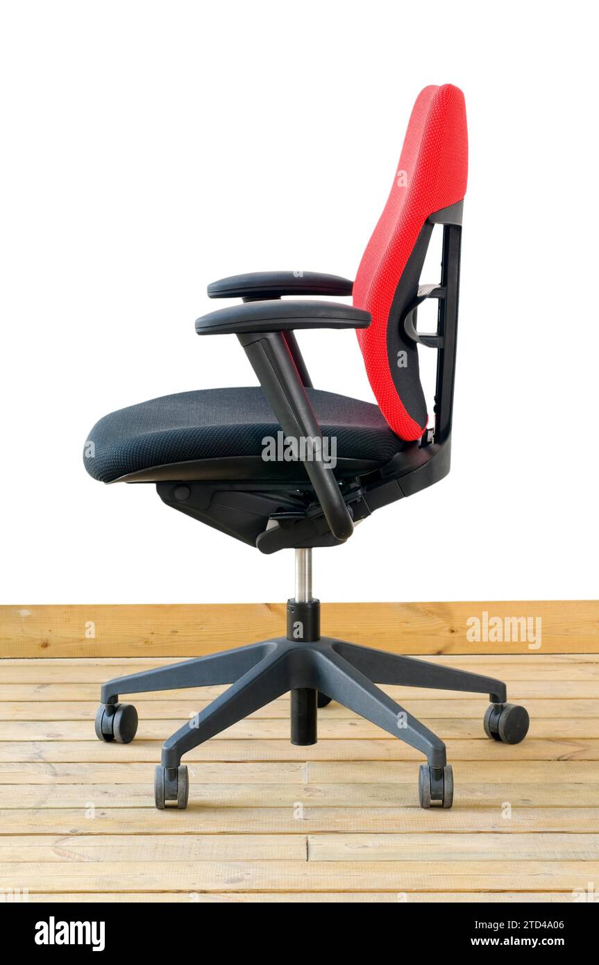 Moderna sedia da ufficio rossa su pavimento in legno su sfondo bianco Foto Stock