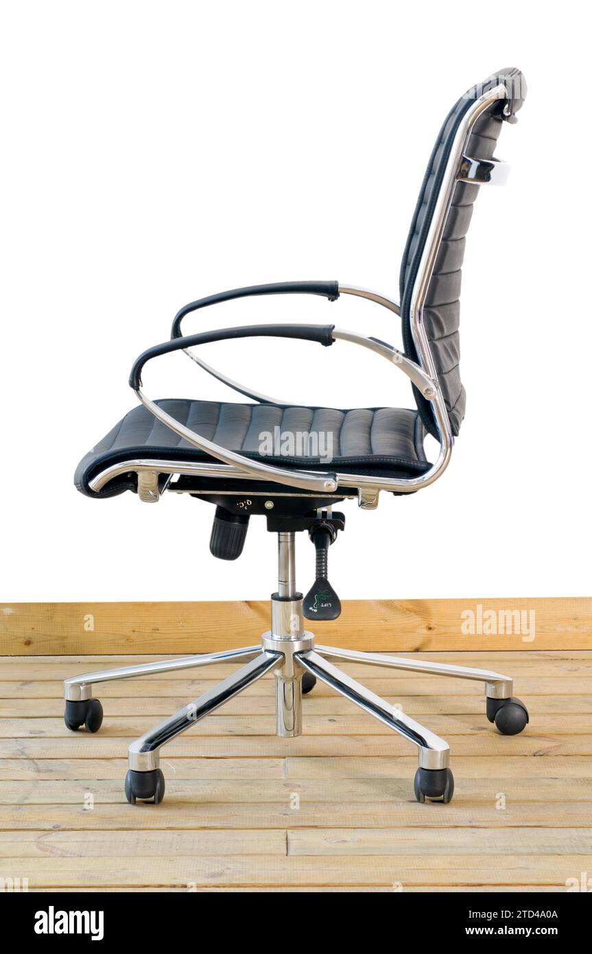 Moderna sedia da ufficio in pelle nera su pavimento in legno su sfondo bianco Foto Stock