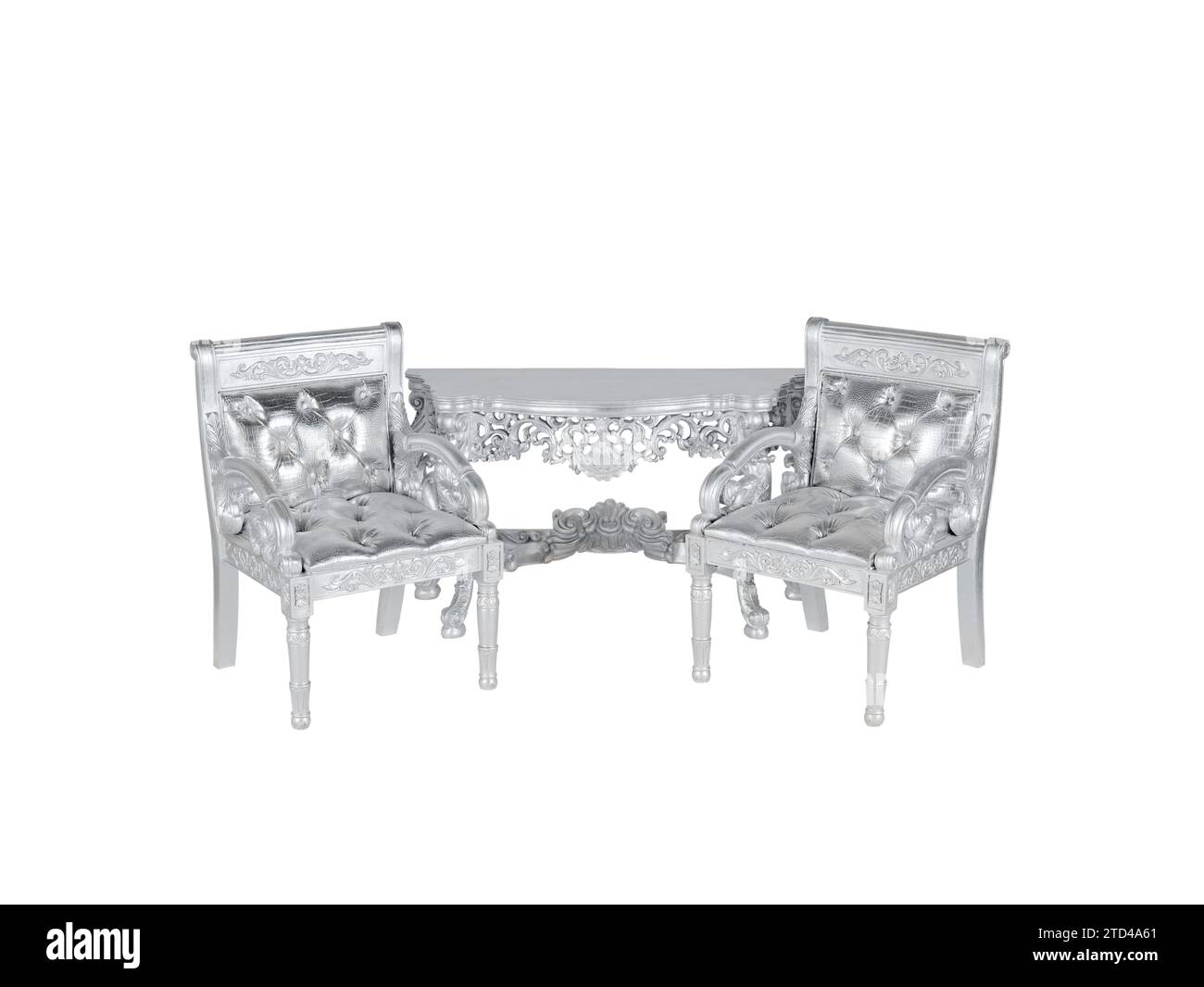 Due sedie con tappezzeria in pelle color argento con tavolo argento al centro Foto Stock