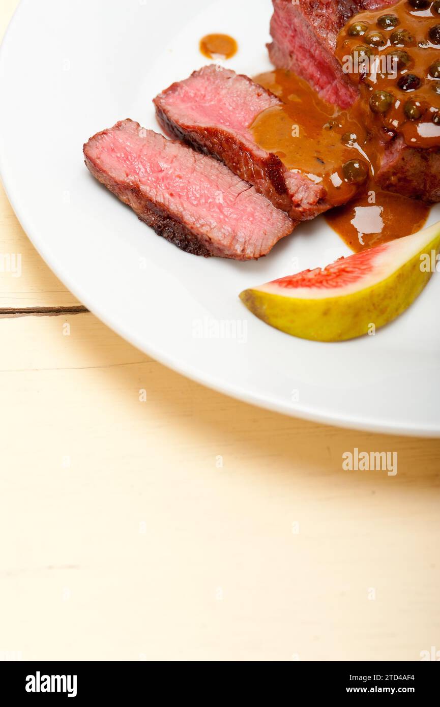 Filetto mignon di manzo con salsa cremosa di mais peperoncino verde o poivre vert Foto Stock