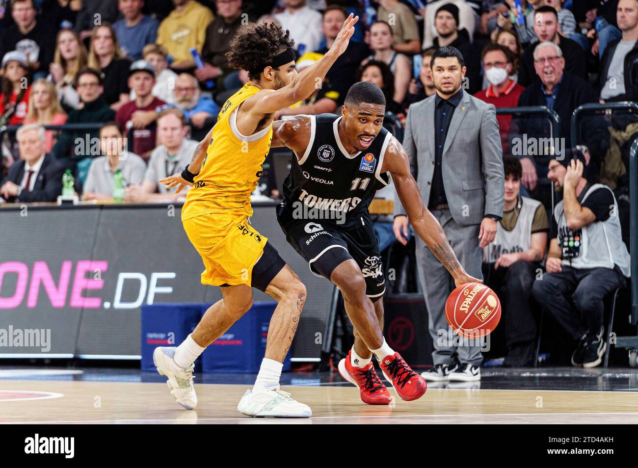 Jhivvan Jackson (Tigers Tuebingen, n. 56), William Christmas (Veolia Towers Hamburg, n. 11) GER, Veolia Towers Hamburg vs. Tigers Tuebingen, Basket, Bundesliga, Spieltag 11, Saison 2023/2024, 15.12.2023 foto: Eibner-Pressefoto/Marcel von Fehrn Foto Stock