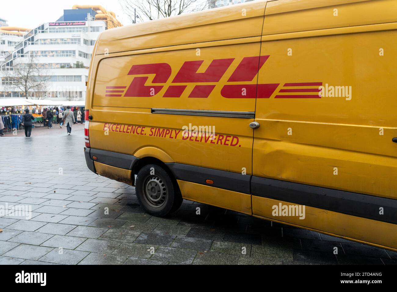 Rotterdam, Paesi Bassi - 5 dicembre 2023: Furgone DHL Parcel Service in una zona pedonale di Rotterdam *** DHL Paketdienst Lieferwagen in einer Fußgängerzone a Rotterdam Foto Stock