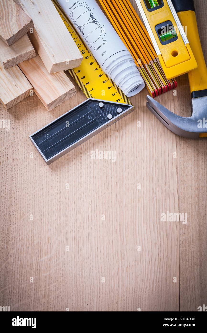 Variazione degli utensili di lavoro su un pannello in legno in design verticale Concept di costruzione Foto Stock