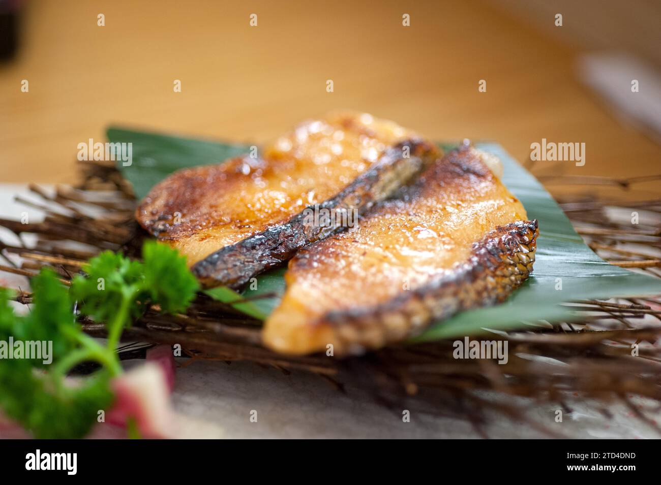 Stile giapponese teppanyaki Merluzzo arrosto pesce su foglie di palma Foto Stock