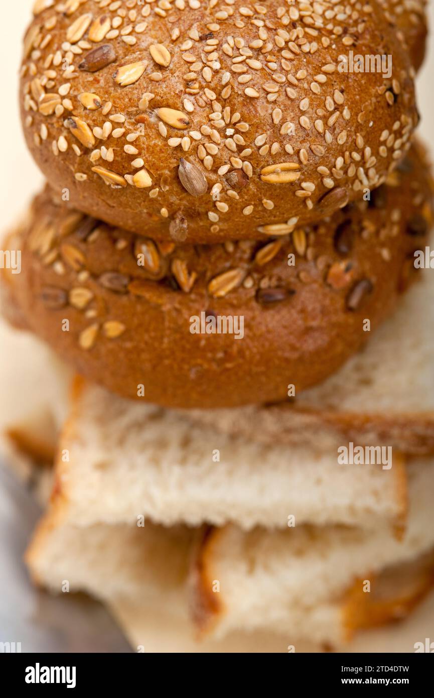 Primo piano con pane biologico fresco e rustico da tavola Foto Stock