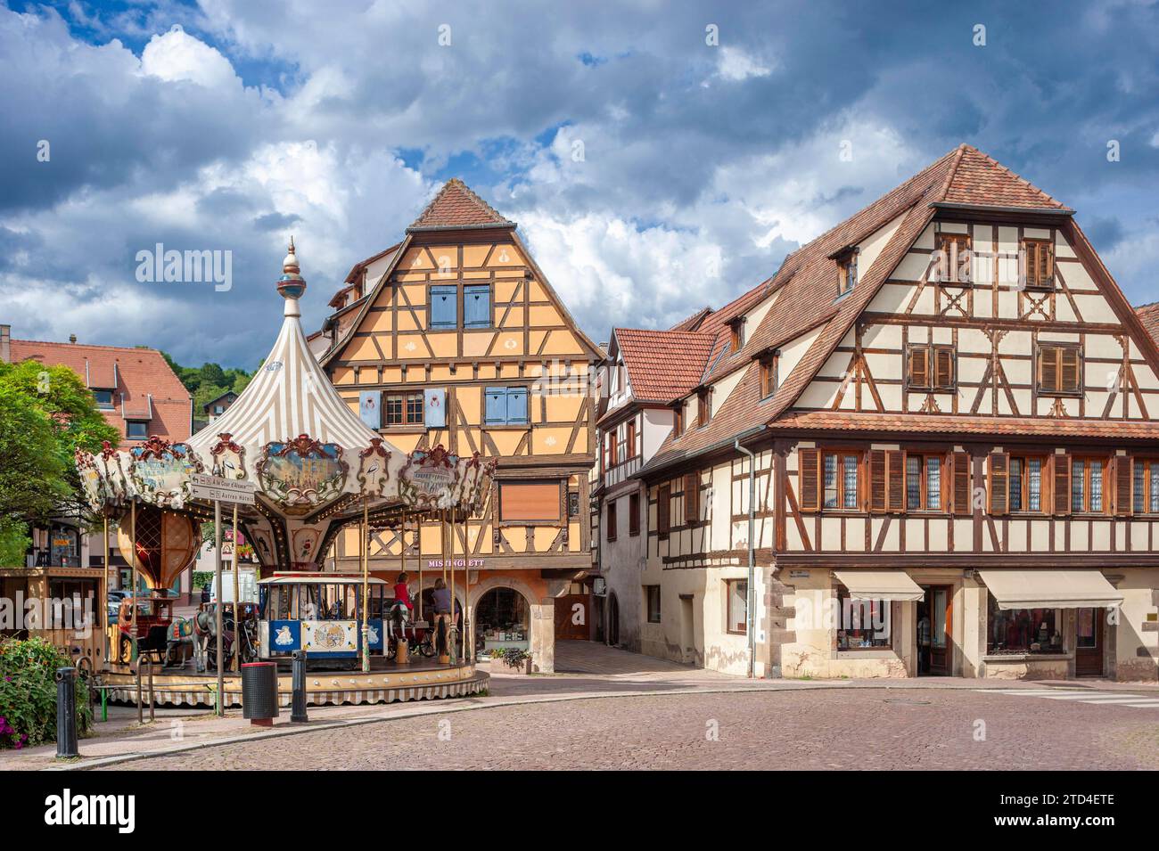 Ensemble a graticcio in Place de l'Etoile, Obernai, Alsazia, Francia Foto Stock