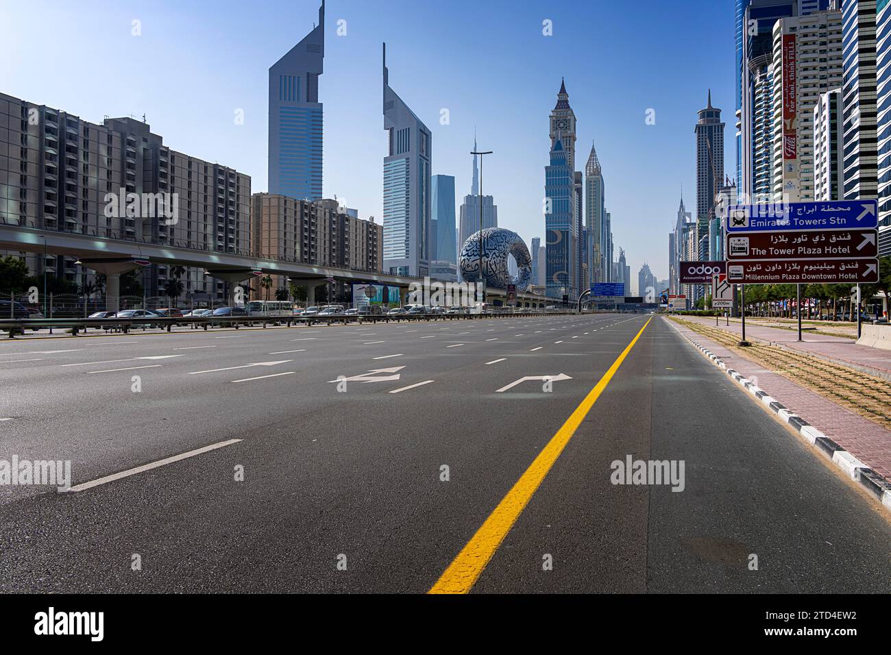 Chiusura completa di Sheik Zayed Road in direzione di Abu Dhabi, World Climate Conference COP28, Dubai, Emirati Arabi Uniti Foto Stock