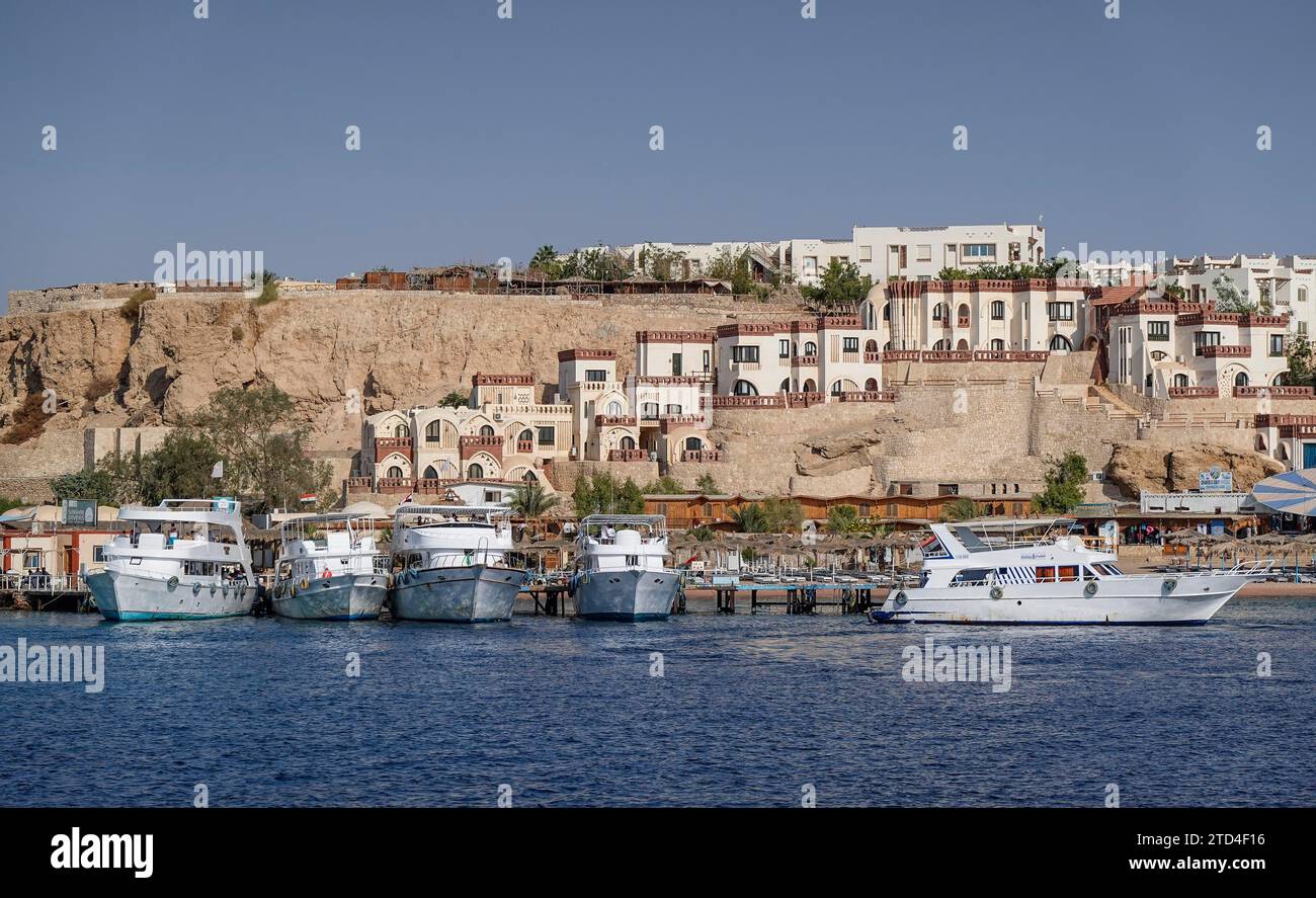 Barche, porticciolo, villaggio subacqueo Umbi Sharks Bay, complesso alberghiero, resort, costa, Sharm El-Sheikh, Mar Rosso, Sinai, Egitto Foto Stock