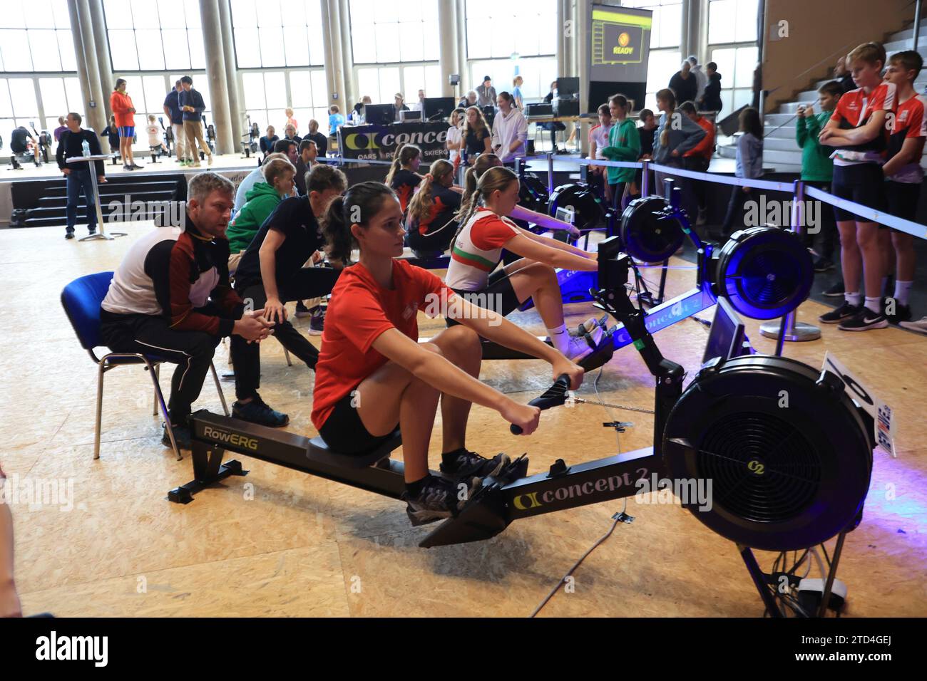 16.12.2023, Kuppelsaal/Sportforum, Berlino, DEU, 25. Berlin Indoor Rowing Open, im Bild Jugenend, weiblich, maennlich foto: Juergen Engler / nordphoto GmbH Foto Stock