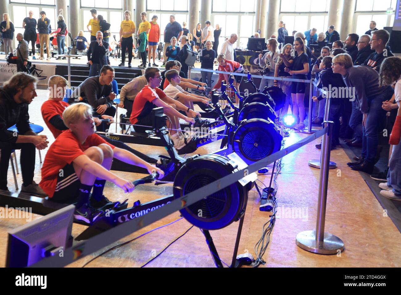 16.12.2023, Kuppelsaal/Sportforum, Berlino, DEU, 25. Berlin Indoor Rowing Open, im Bild Jugenend, weiblich, maennlich foto: Juergen Engler / nordphoto GmbH Foto Stock