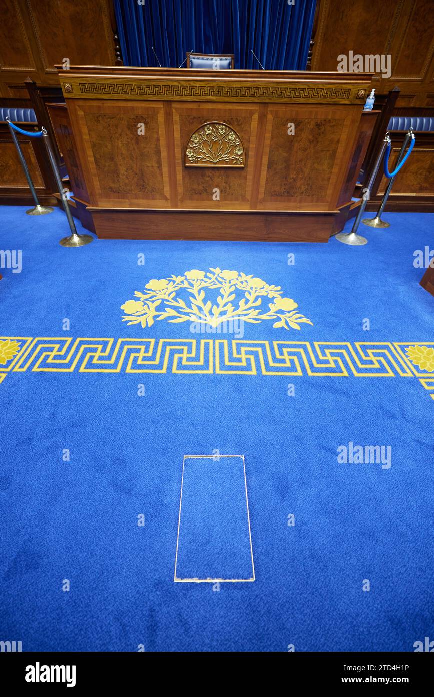 Il foro di Hillary e l'emblema dello stabilimento di lino installati nella camera dell'Assemblea principale negli edifici del Parlamento di Stormont, Irlanda del Nord, Regno Unito Foto Stock