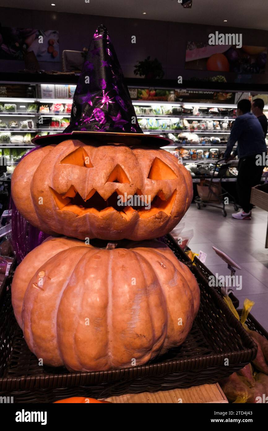 Un'immagine verticale delle zucche di Halloween nel supermercato Foto Stock